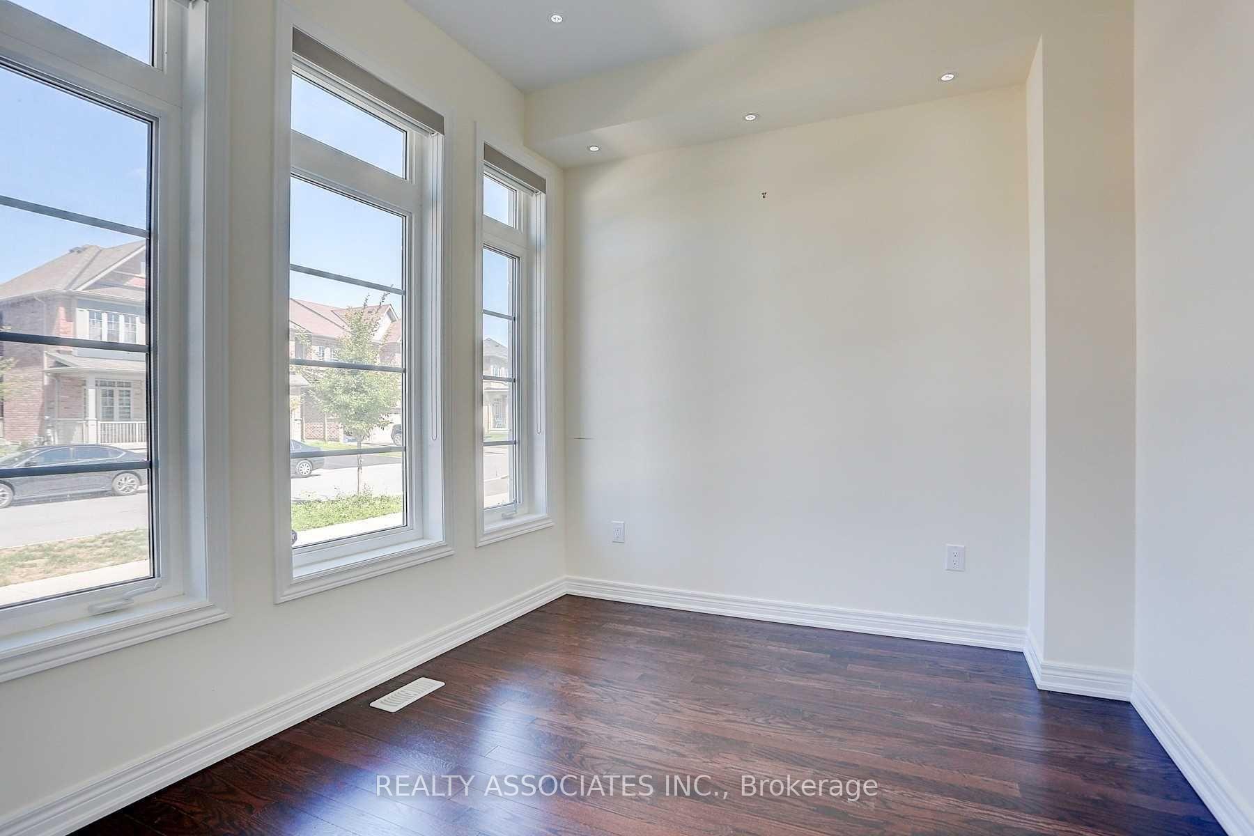 Photo 3 of 153 Roy Harper Avenue, Aurora, Rural Aurora — HOMEH