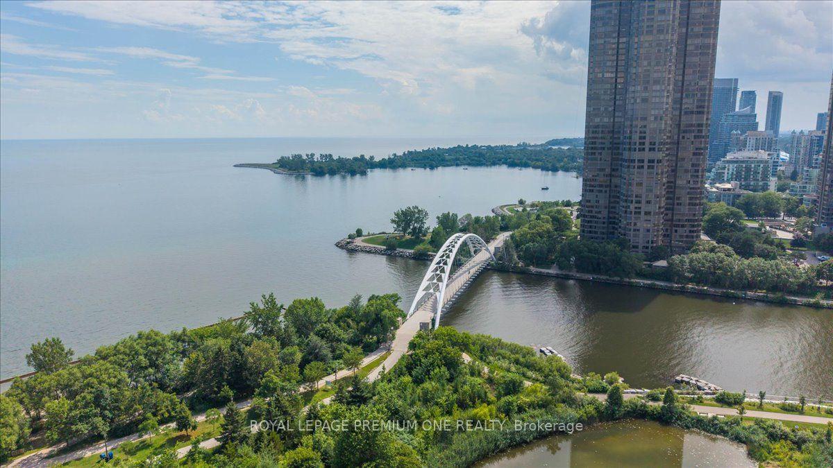 Photo 4 of Unit 901, 103 The Queensway, Toronto, High Park-Swansea — HOMEH
