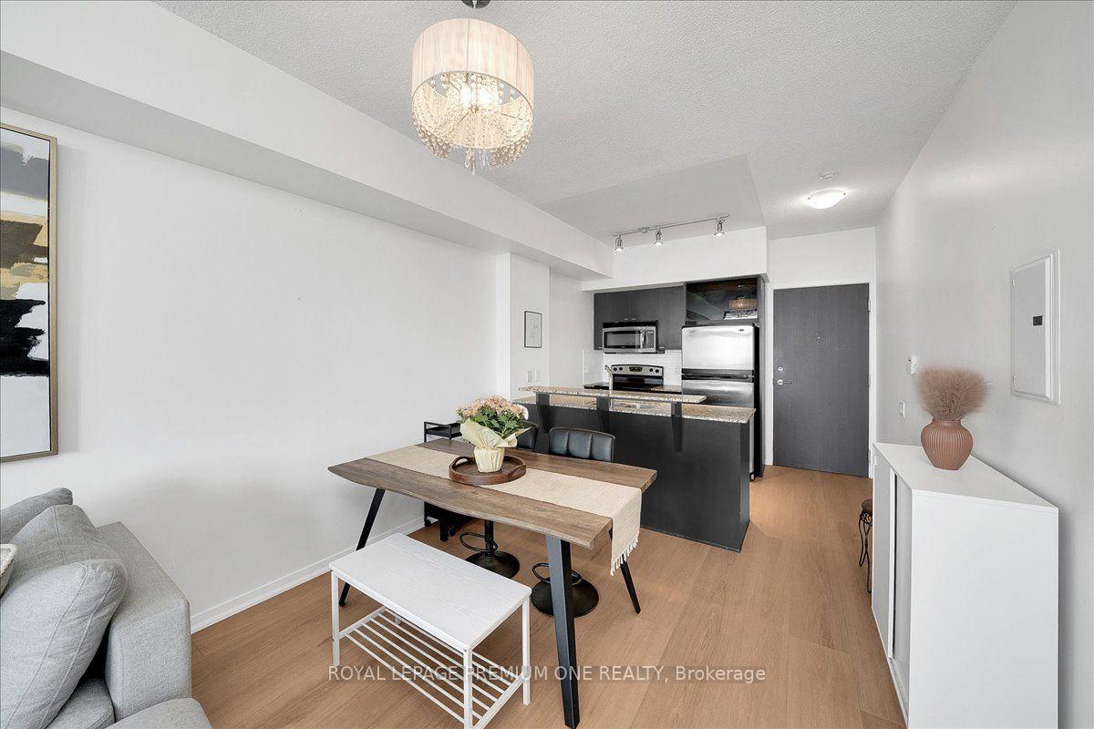 Photo 8 of Unit 901, 103 The Queensway, Toronto, High Park-Swansea — HOMEH