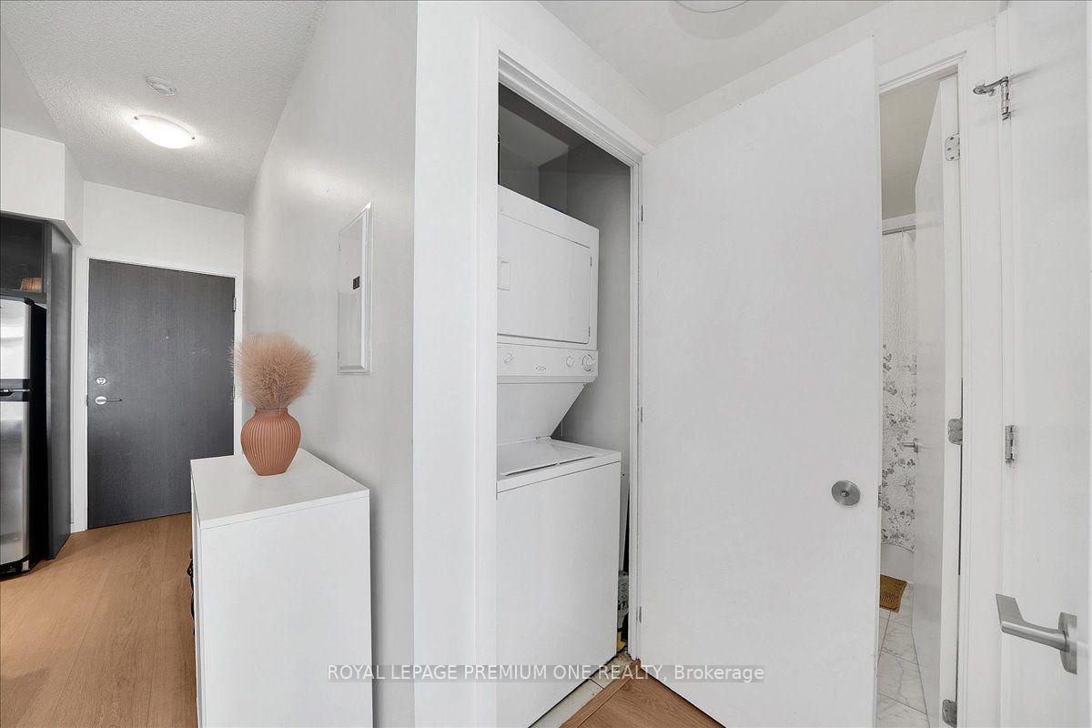 Photo 15 of Unit 901, 103 The Queensway, Toronto, High Park-Swansea — HOMEH