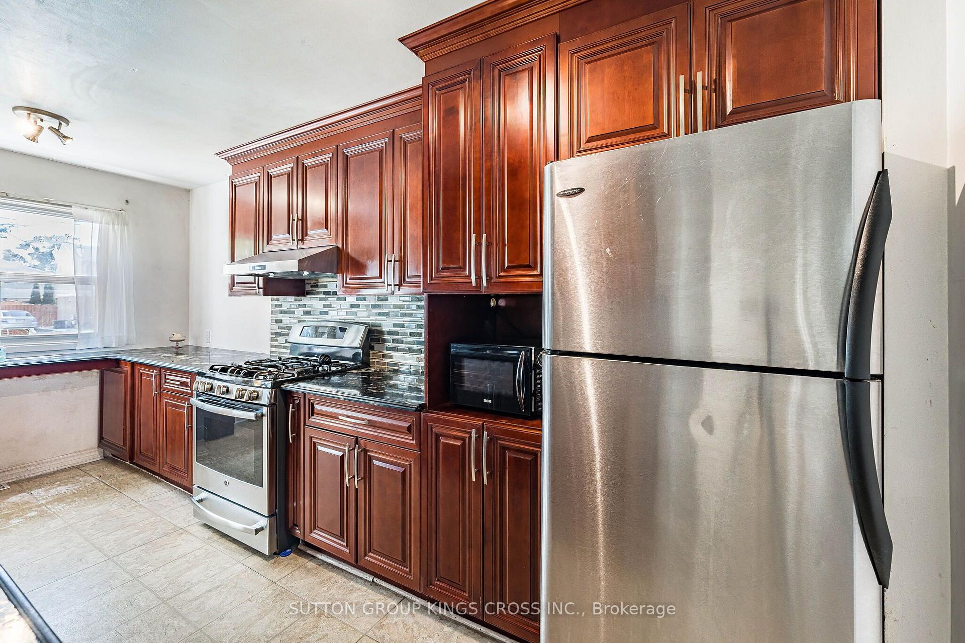 Photo 12 of 2 Hemlark Court, Brampton, Central Park — HOMEH