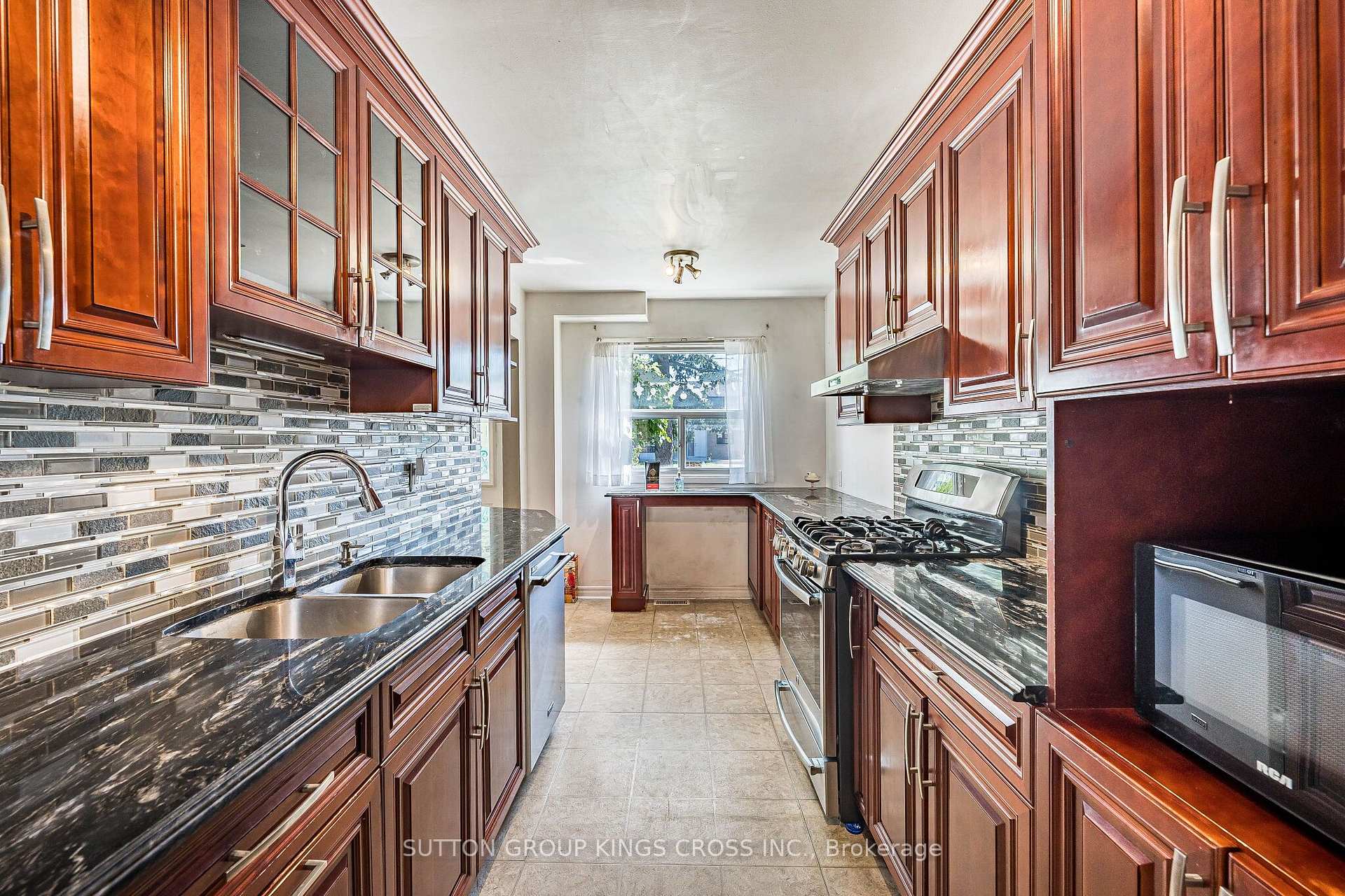 Photo 13 of 2 Hemlark Court, Brampton, Central Park — HOMEH