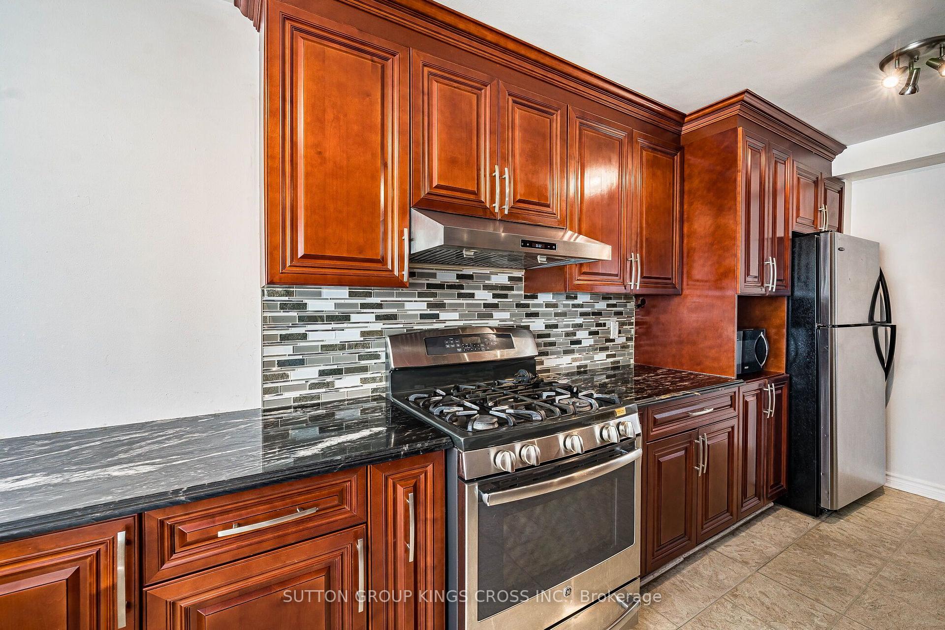 Photo 16 of 2 Hemlark Court, Brampton, Central Park — HOMEH