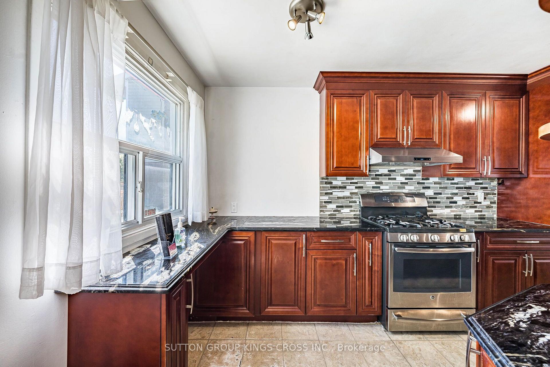 Photo 18 of 2 Hemlark Court, Brampton, Central Park — HOMEH