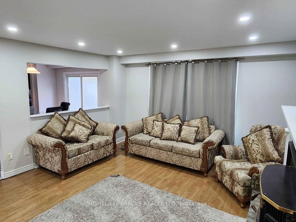 Photo 4 of 26 Blueberry Drive, Hamilton, Riverdale — HOMEH