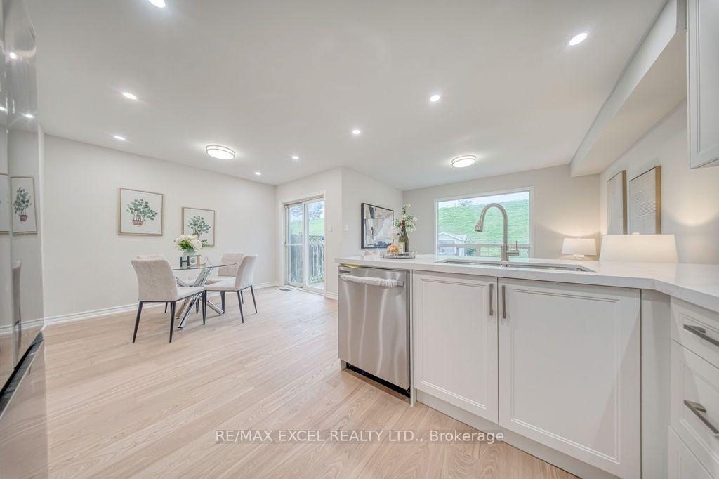 Photo 12 of 561 Caboto Trail, Markham, Village Green-South Unionville — HOMEH