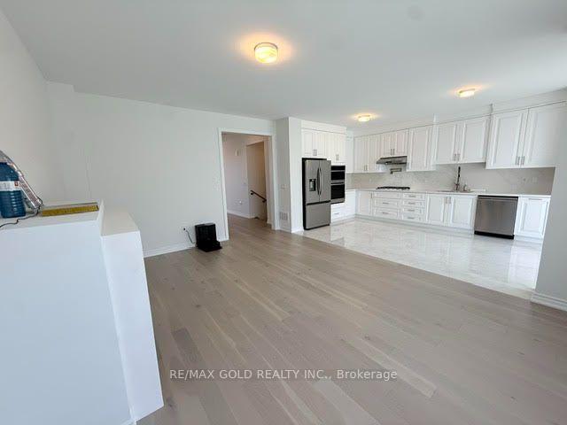 Photo 4 of 41 Tapscott Crescent, Brampton, Sandringham-Wellington North — HOMEH