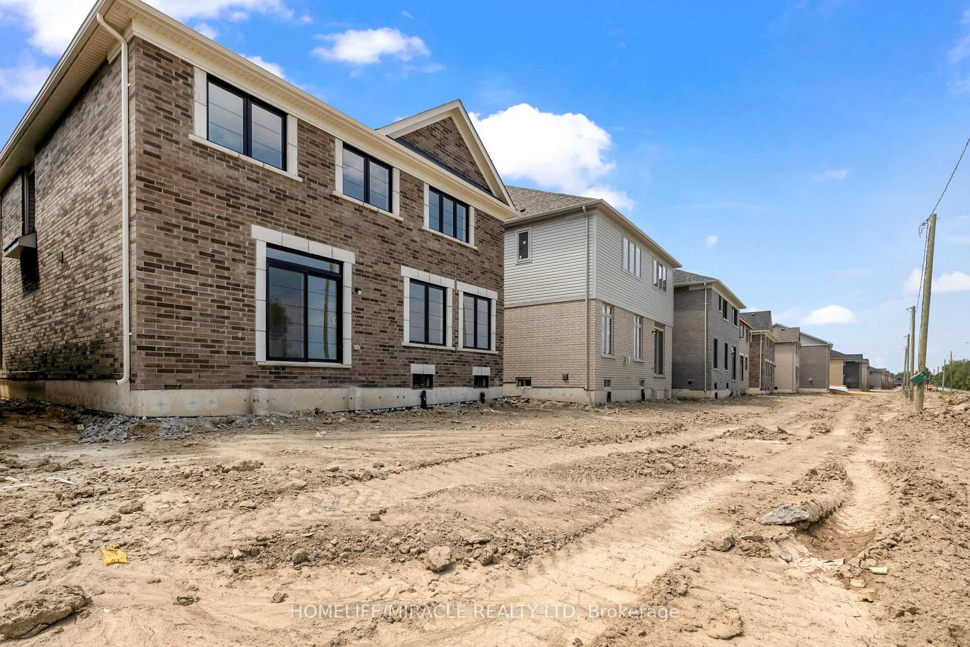 Photo 39 of 41 Sandhill Crescent, Adjala-Tosorontio, Colgan — HOMEH