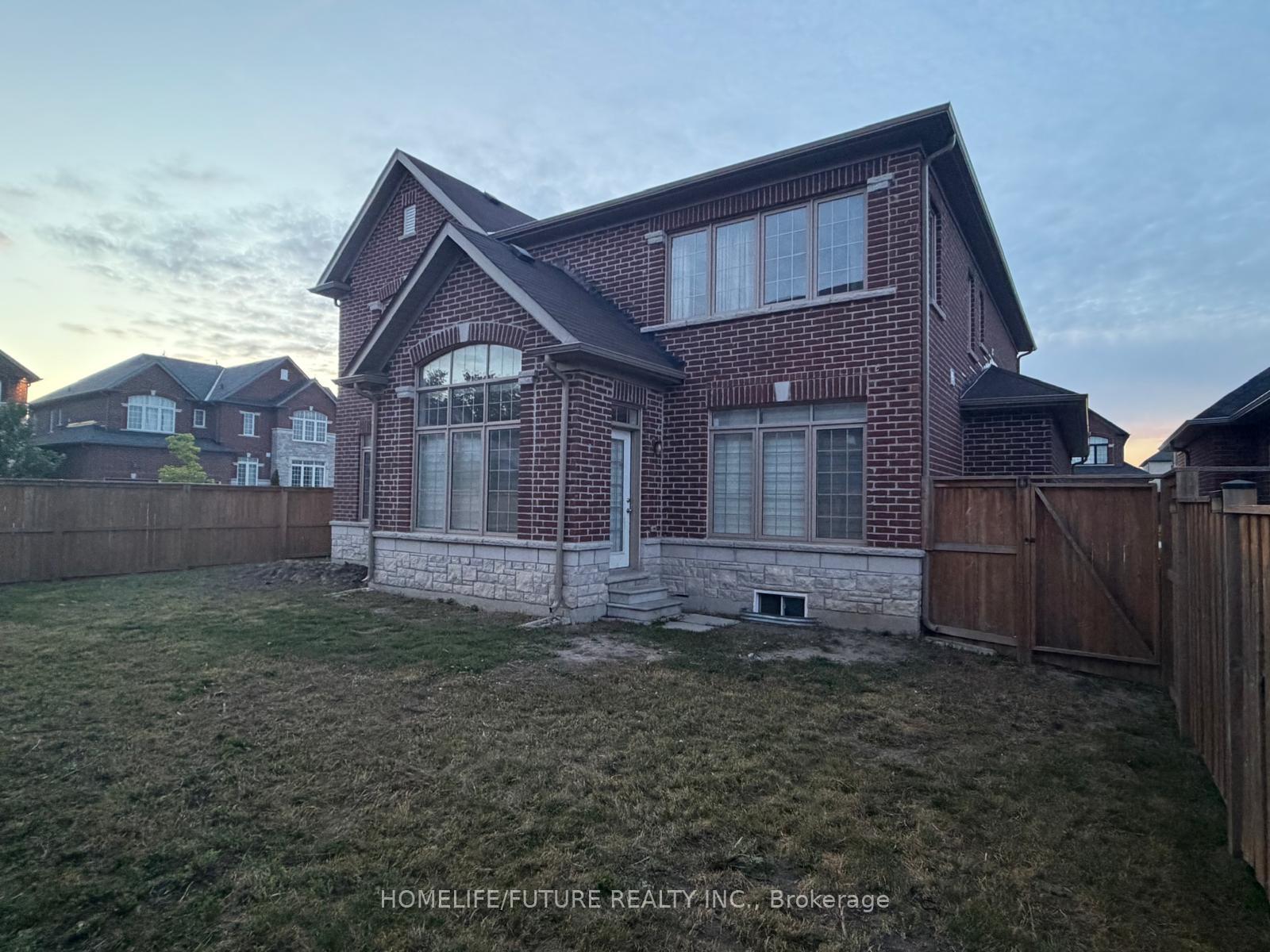 Photo 4 of Unit Main & 2nd, 45 Pristine Trail, Cavan Monaghan, Cavan Twp — HOMEH