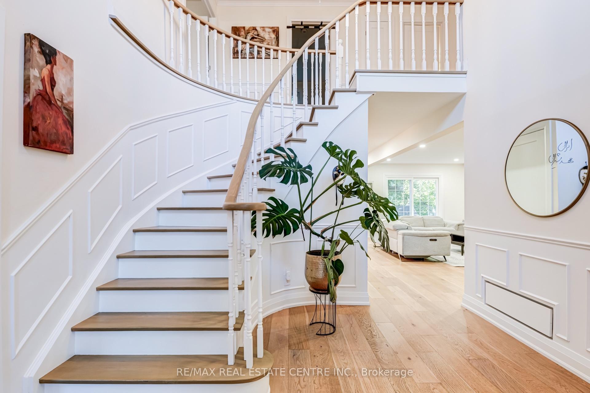 Photo 3 of Unit Upper Level, 167 Whitchurch Mews, Mississauga, Cooksville — HOMEH