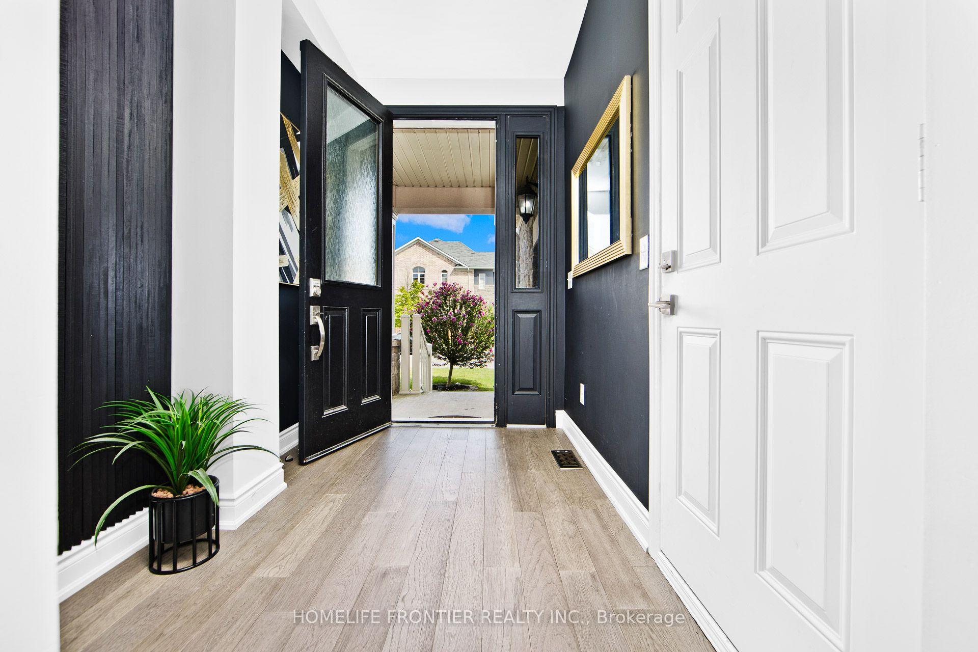 Photo 2 of 112 Narbonne Crescent, Hamilton, Stoney Creek — HOMEH