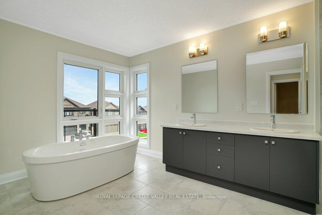 Photo 18 of 375 Chokecherry Crescent, Waterloo, Columbia Forest/Clair Hills — HOMEH