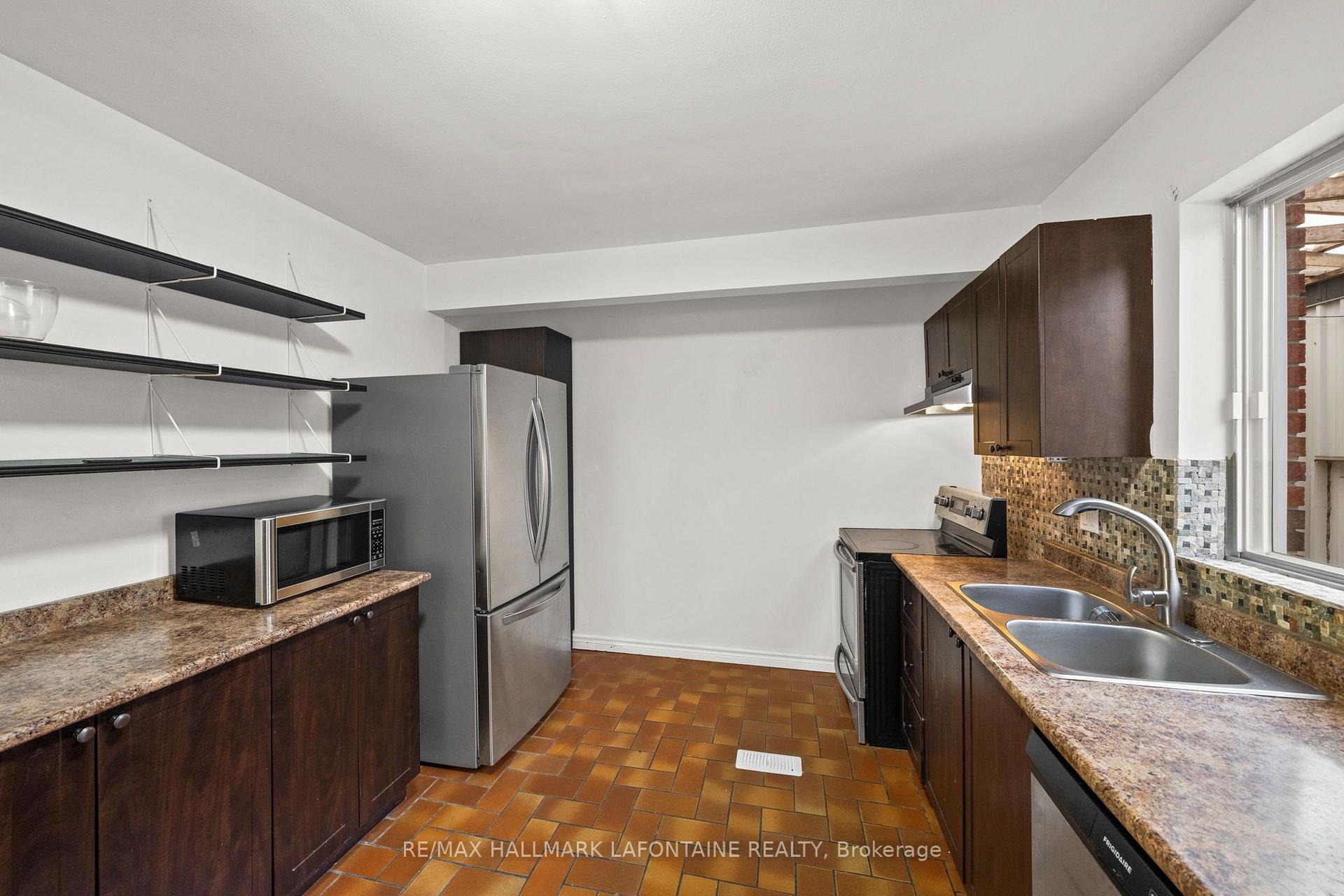 Photo 13 of 828 Roseview Avenue, Ottawa, Britannia Heights — HOMEH