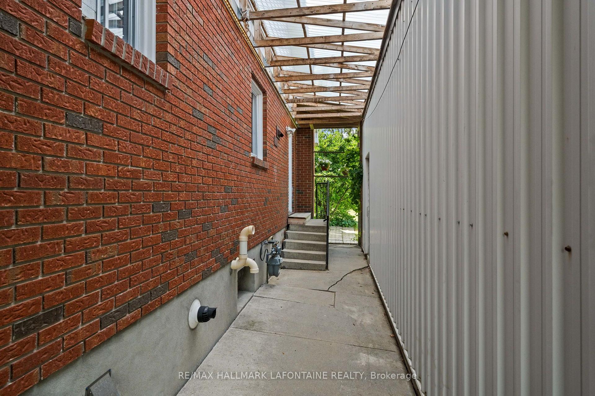 Photo 25 of 828 Roseview Avenue, Ottawa, Britannia Heights — HOMEH