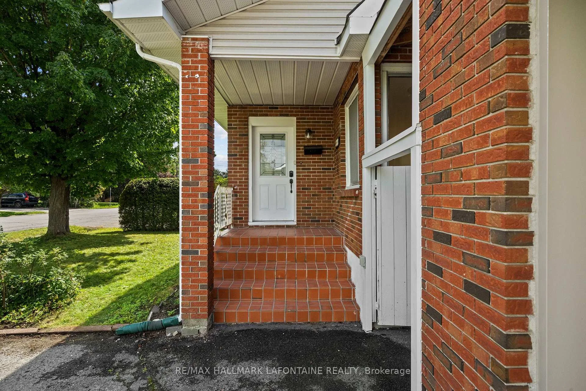 Photo 5 of 828 Roseview Avenue, Ottawa, Britannia Heights — HOMEH