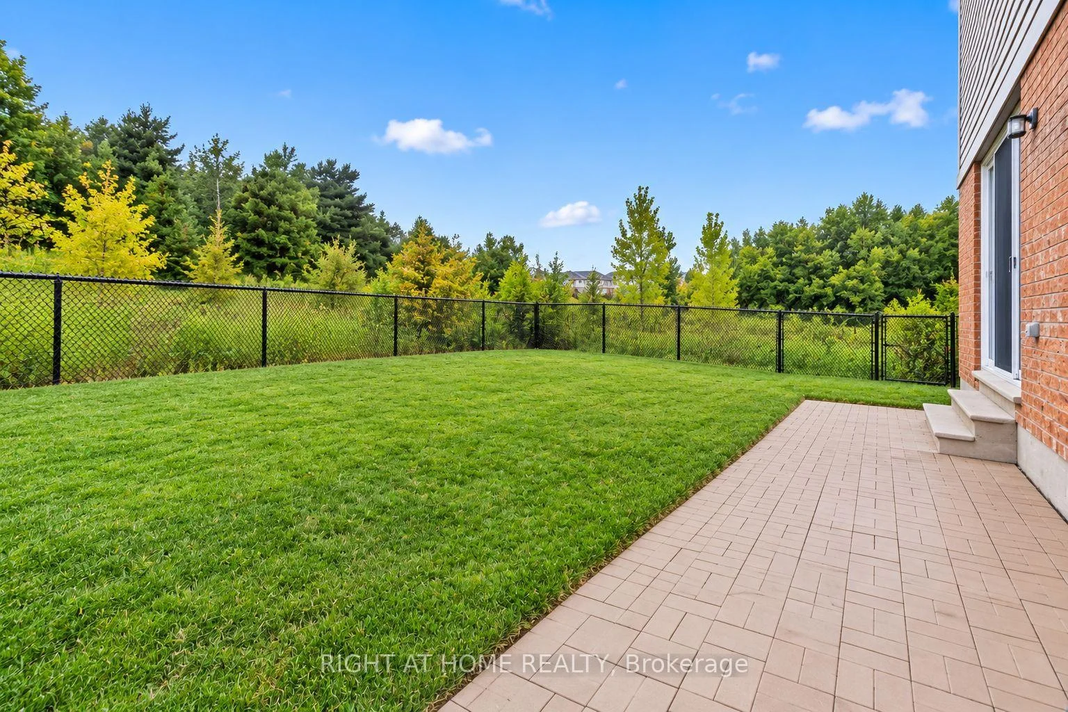 Photo 11 of 404 Equestrian Way, Cambridge, Hagey — HOMEH