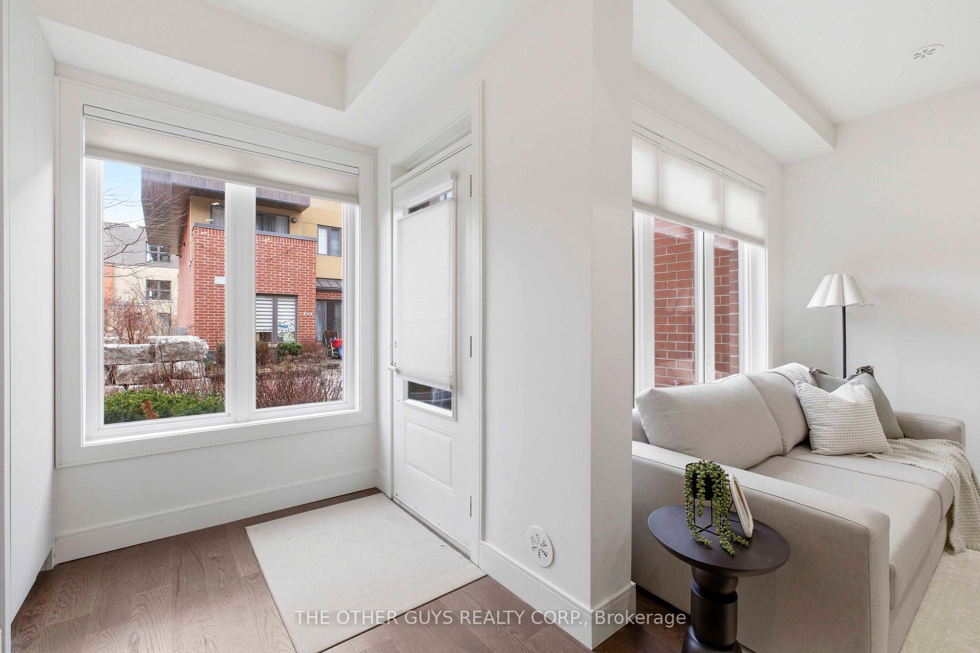 Front of Unit 18, 9R Clintwood Gate