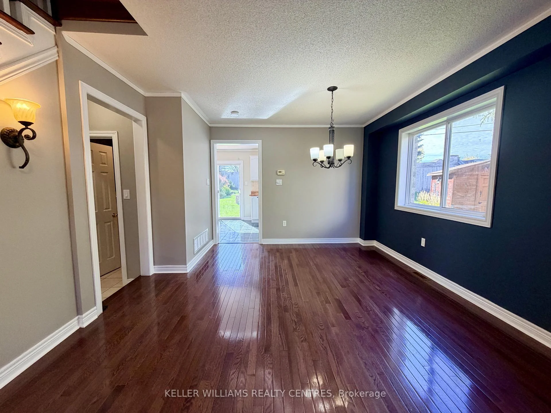 Photo 9 of 111 Bentley Crescent, Barrie, 400 West — HOMEH