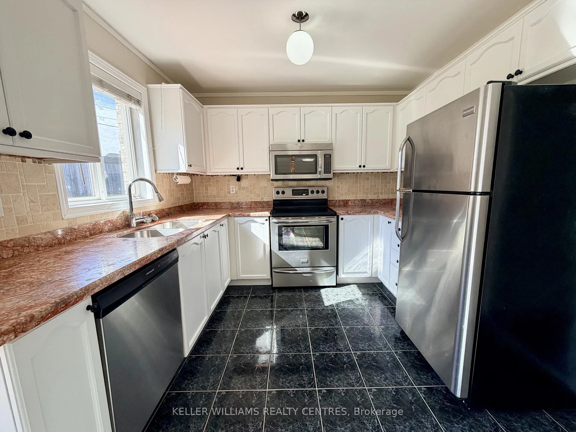 Photo 10 of 111 Bentley Crescent, Barrie, 400 West — HOMEH