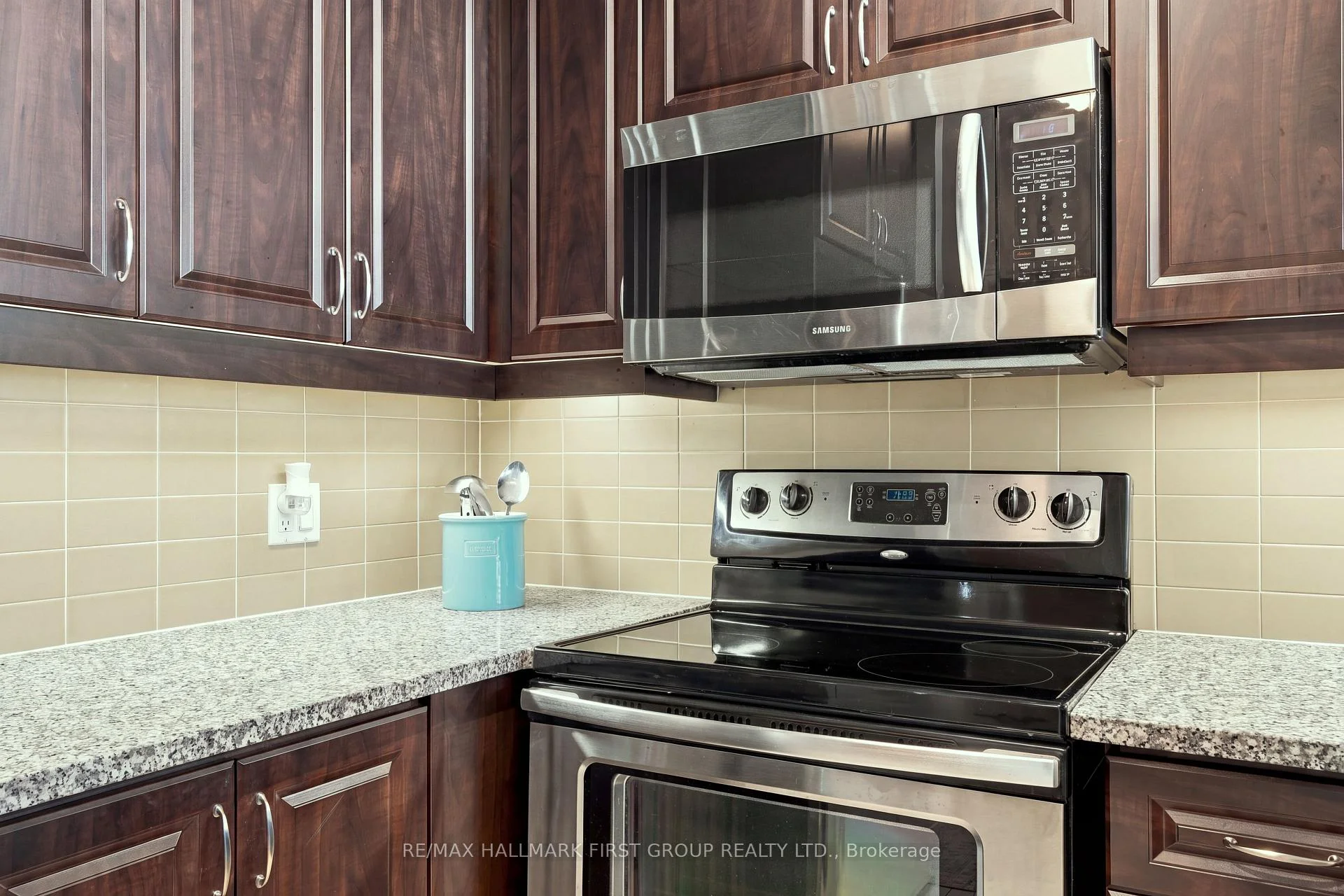 Photo 18 of 1135 Royal York Road, Etobicoke, Edenbridge-Humber Valley — HOMEH