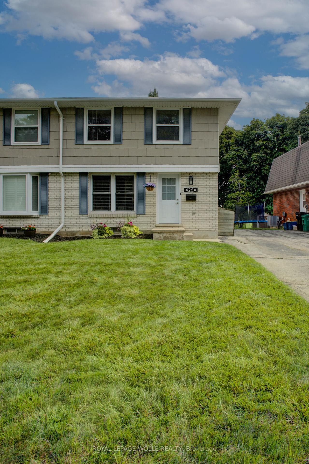 Photo 4 of 426A Dunvegan Drive, Waterloo, Lincoln Village — HOMEH