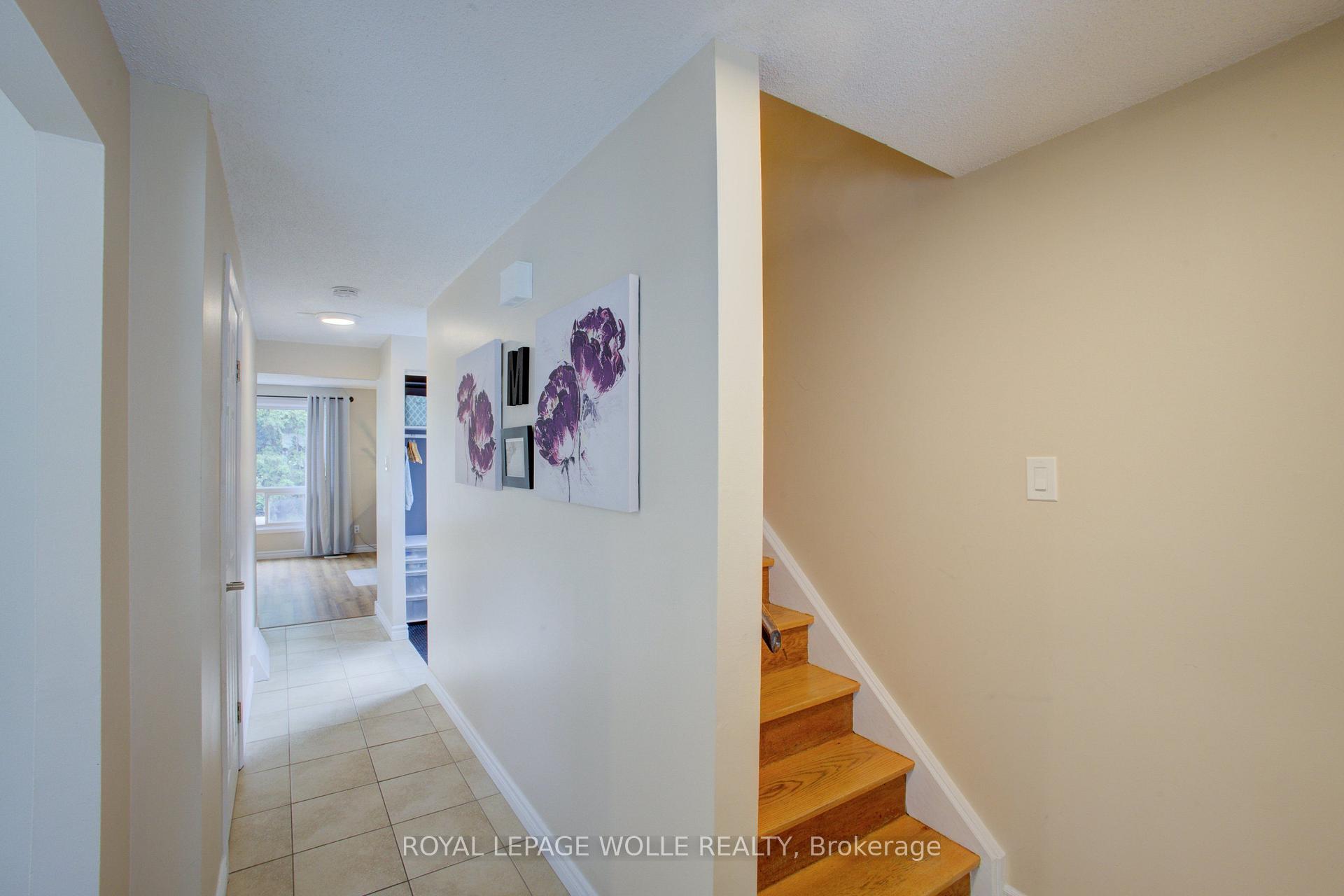 Photo 5 of 426A Dunvegan Drive, Waterloo, Lincoln Village — HOMEH
