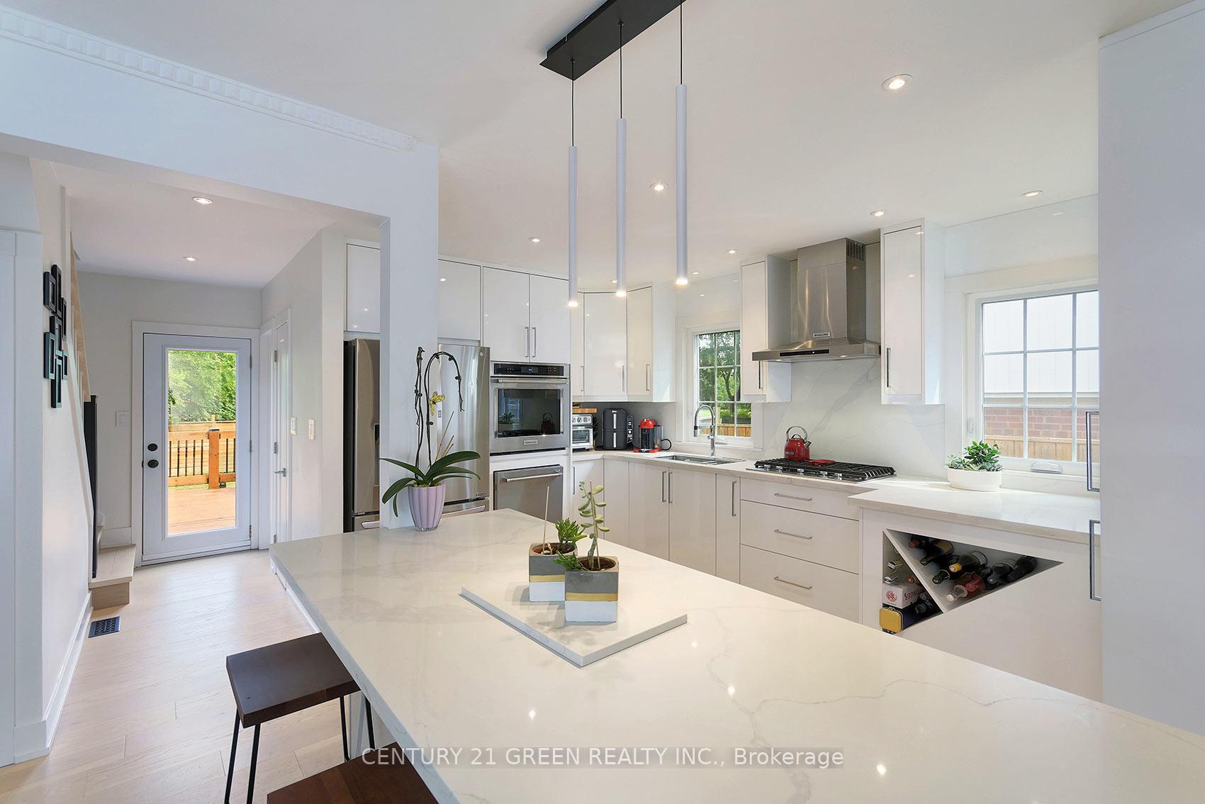 Photo 4 of 32 Castlebar Road, Etobicoke, Stonegate-Queensway — HOMEH