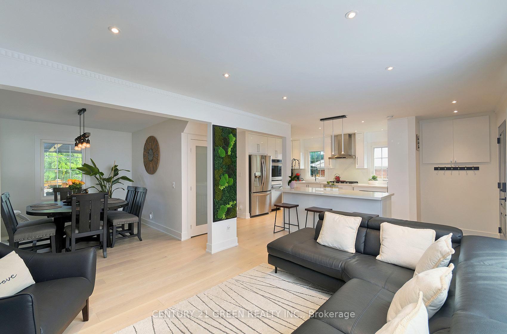 Photo 2 of 32 Castlebar Road, Etobicoke, Stonegate-Queensway — HOMEH
