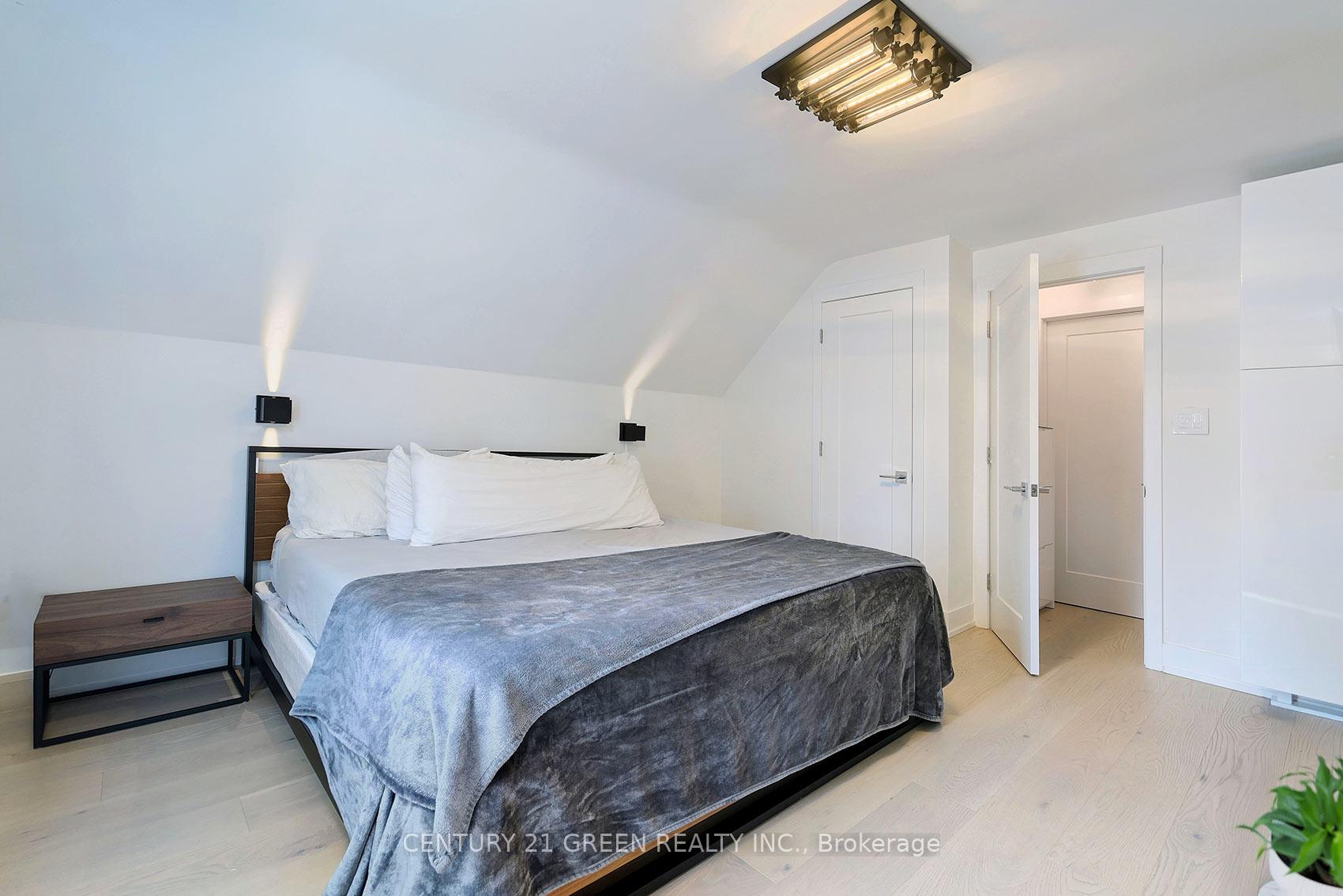 Photo 8 of 32 Castlebar Road, Etobicoke, Stonegate-Queensway — HOMEH