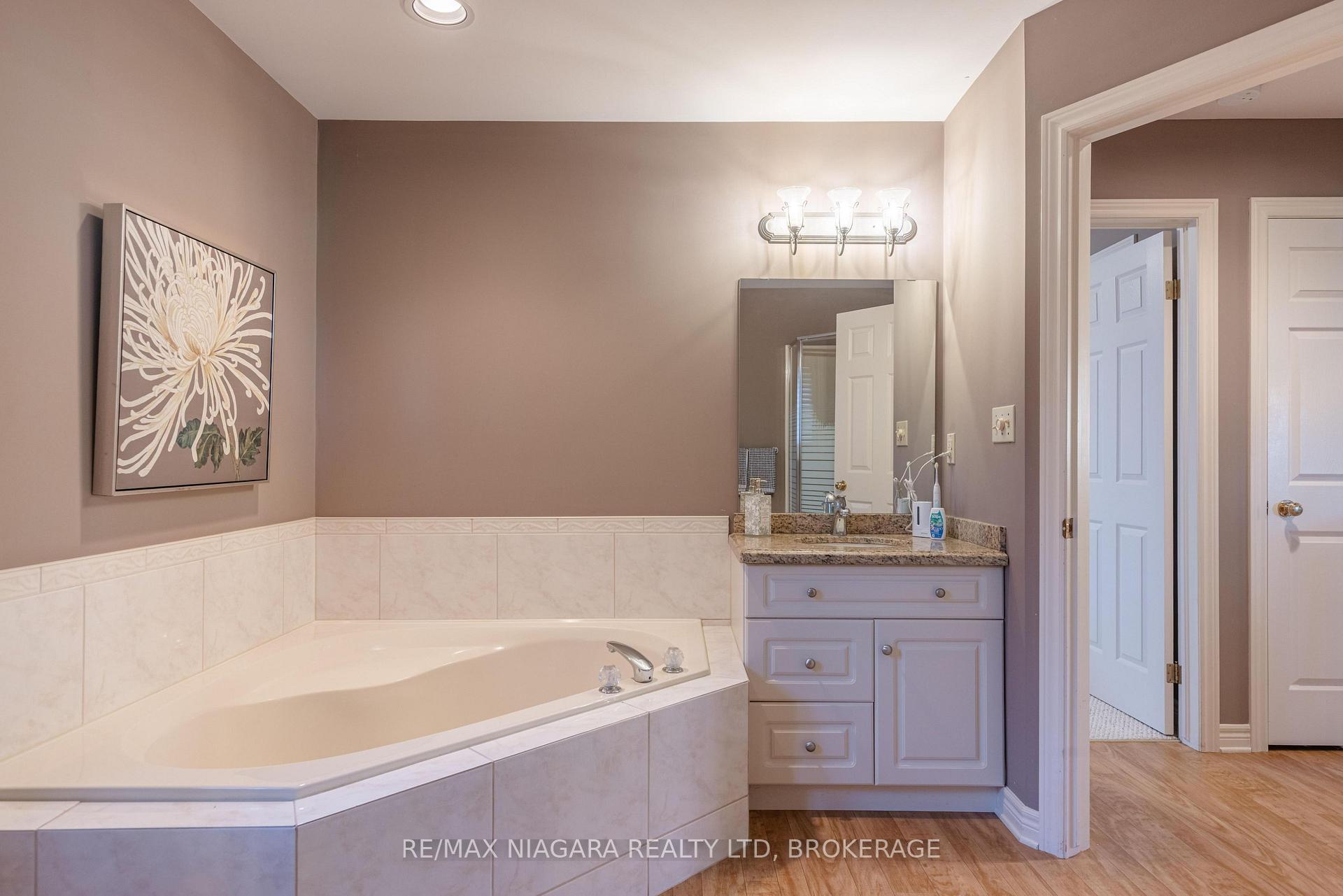 Photo 13 of 7919 Fleming Drive, Niagara Falls, Ascot — HOMEH