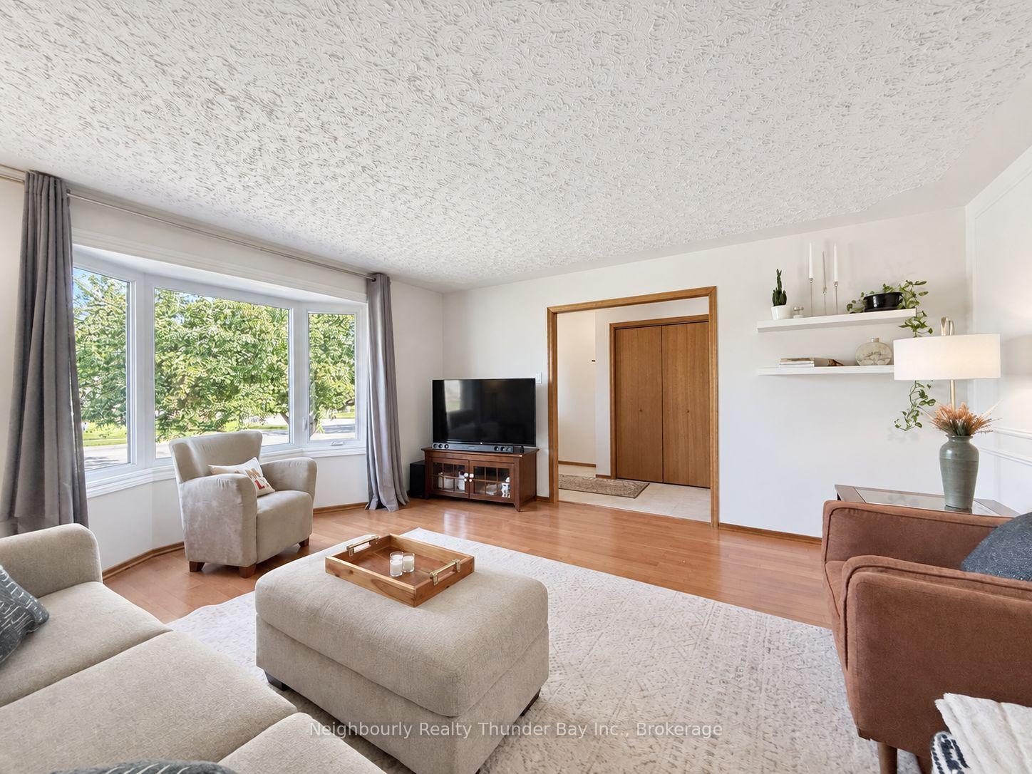 Photo 3 of 207 London Drive, Thunder Bay, Dawson Heights — HOMEH