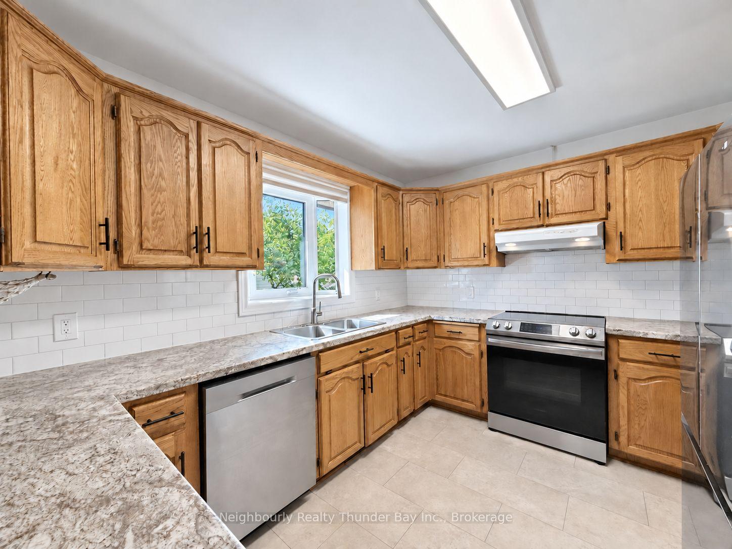 Photo 7 of 207 London Drive, Thunder Bay, Dawson Heights — HOMEH