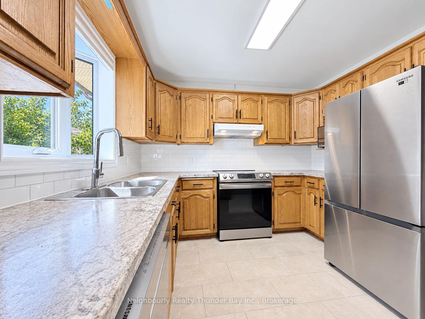 Photo 8 of 207 London Drive, Thunder Bay, Dawson Heights — HOMEH