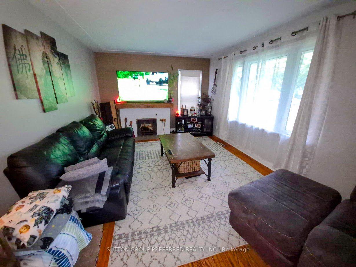 Photo 3 of 208 Linwood Street, London, East C — HOMEH