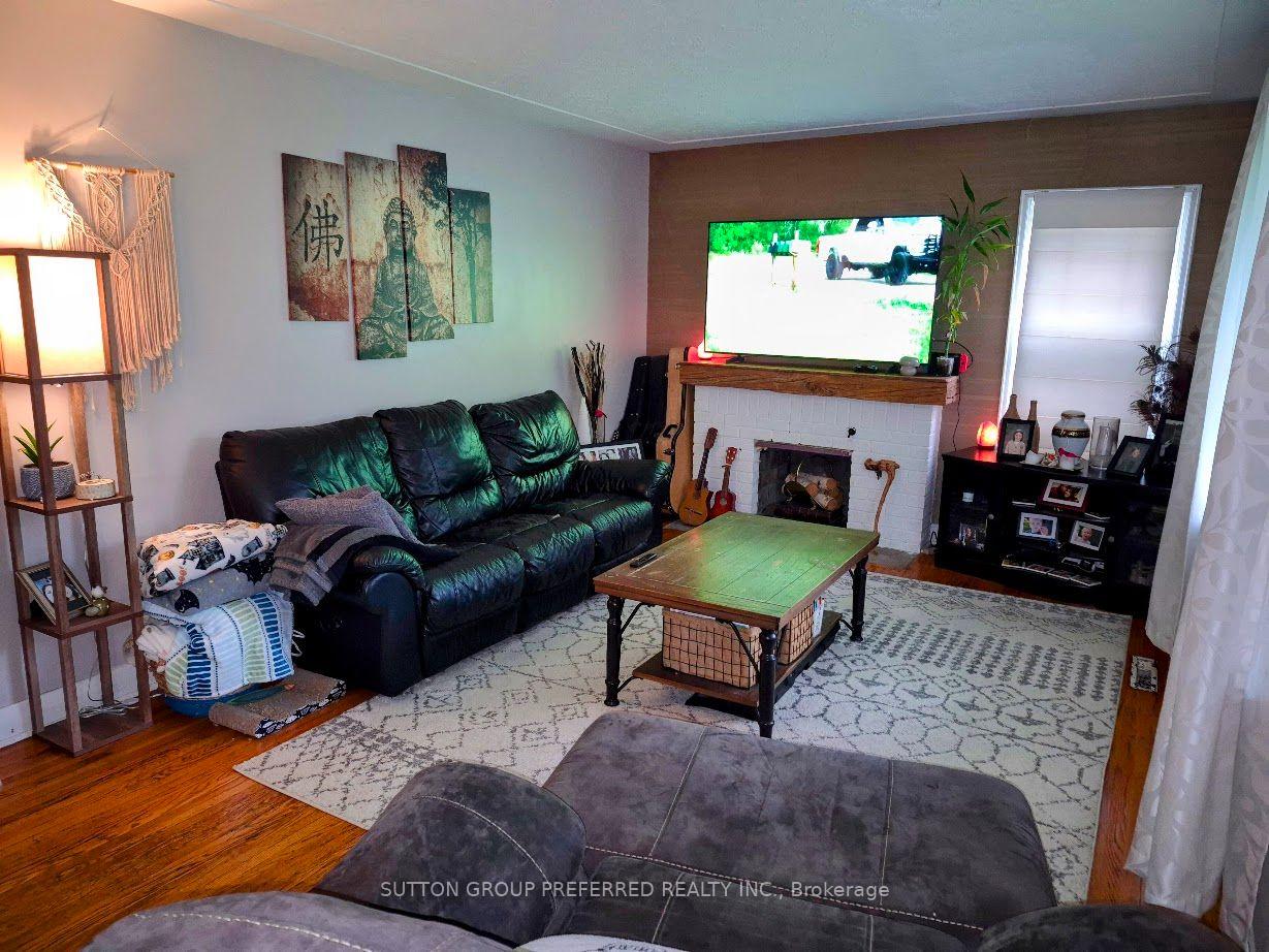 Photo 4 of 208 Linwood Street, London, East C — HOMEH