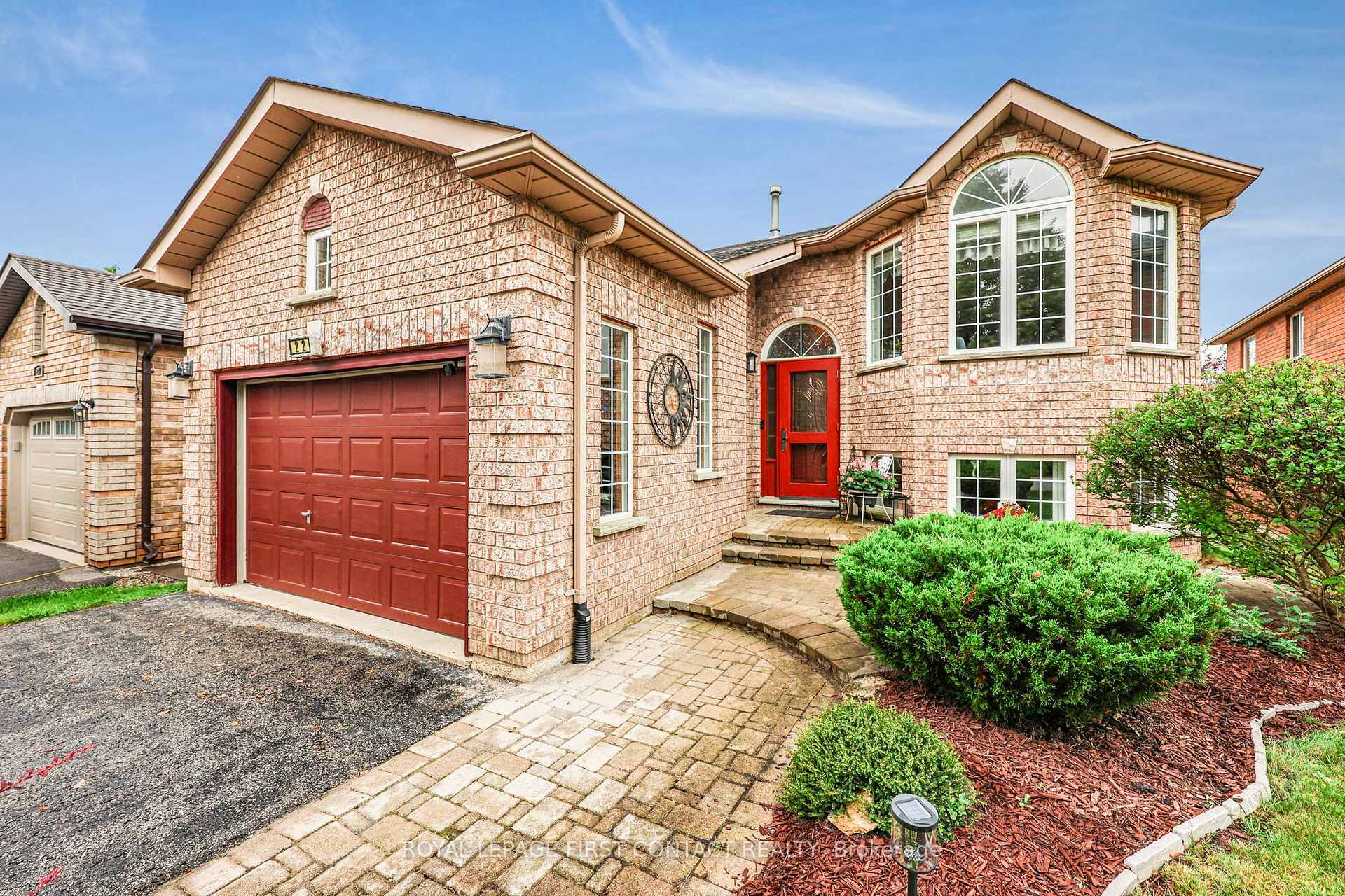 Photo 4 of 22 Logan Court, Barrie, Holly — HOMEH