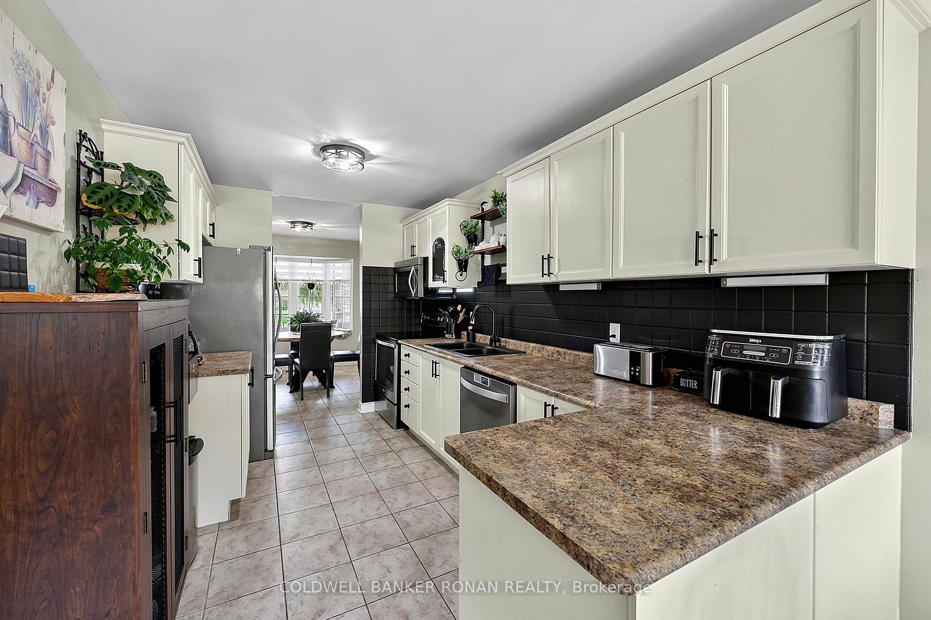 Photo 7 of 65 Burbank Circle, Adjala-Tosorontio, Everett — HOMEH
