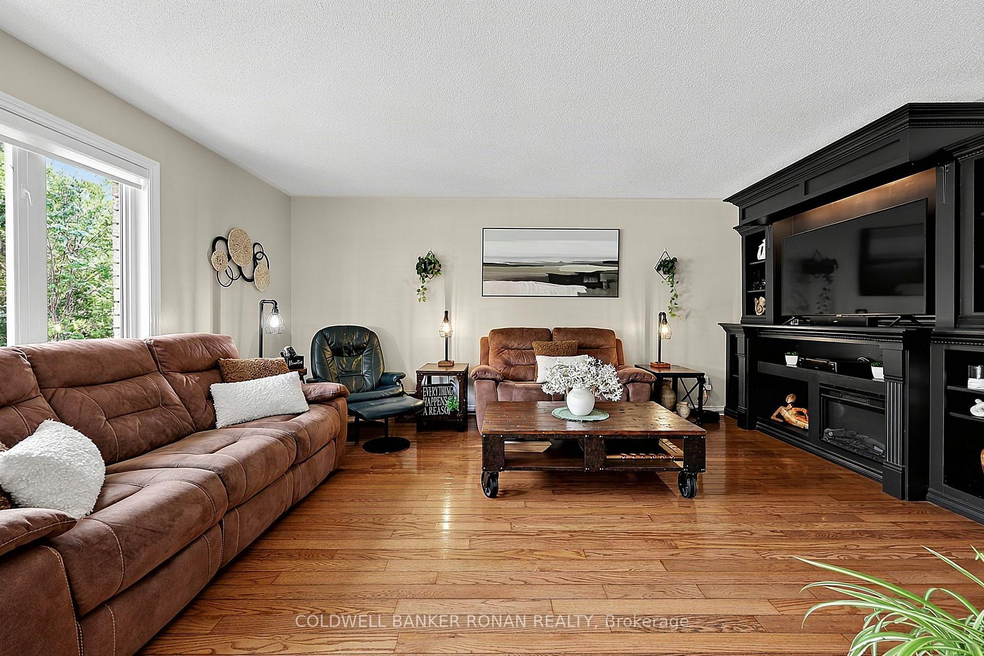 Photo 12 of 65 Burbank Circle, Adjala-Tosorontio, Everett — HOMEH
