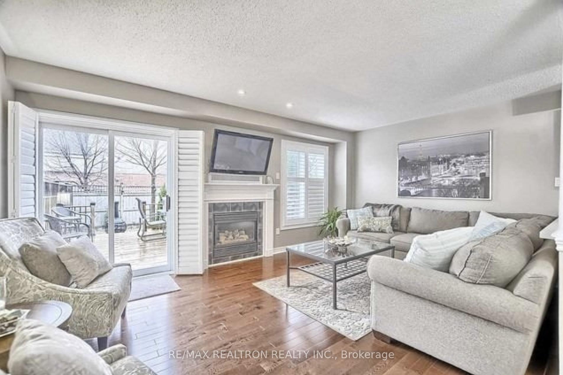 Photo 9 of 31 Baywell Crescent, Aurora, Bayview Wellington — HOMEH