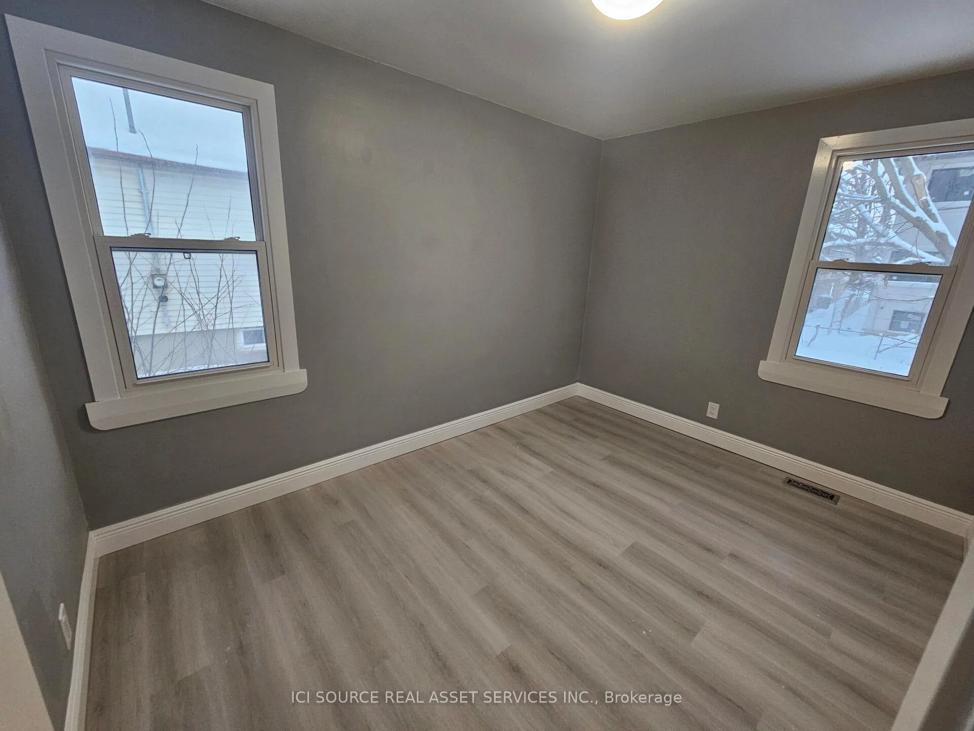 Photo 36 of 52 Speedvale Avenue W, Guelph, Exhibition Park — HOMEH