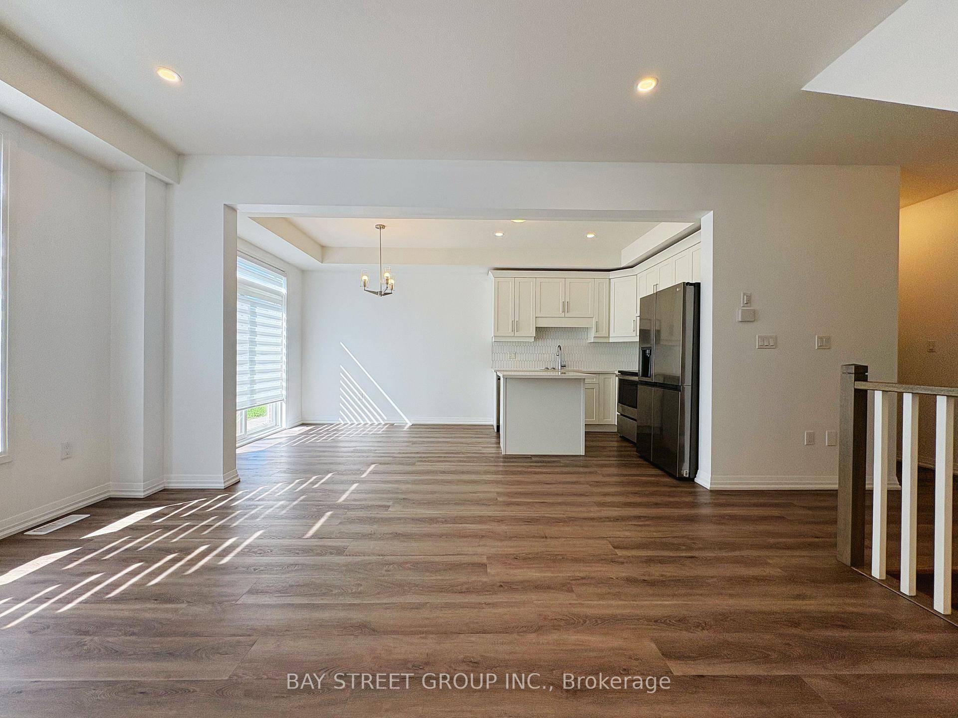 Photo 3 of 7405 Matteo Drive, Niagara Falls, Brown — HOMEH