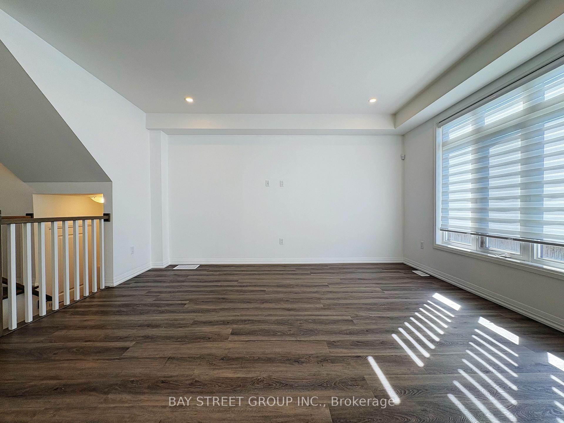 Photo 4 of 7405 Matteo Drive, Niagara Falls, Brown — HOMEH