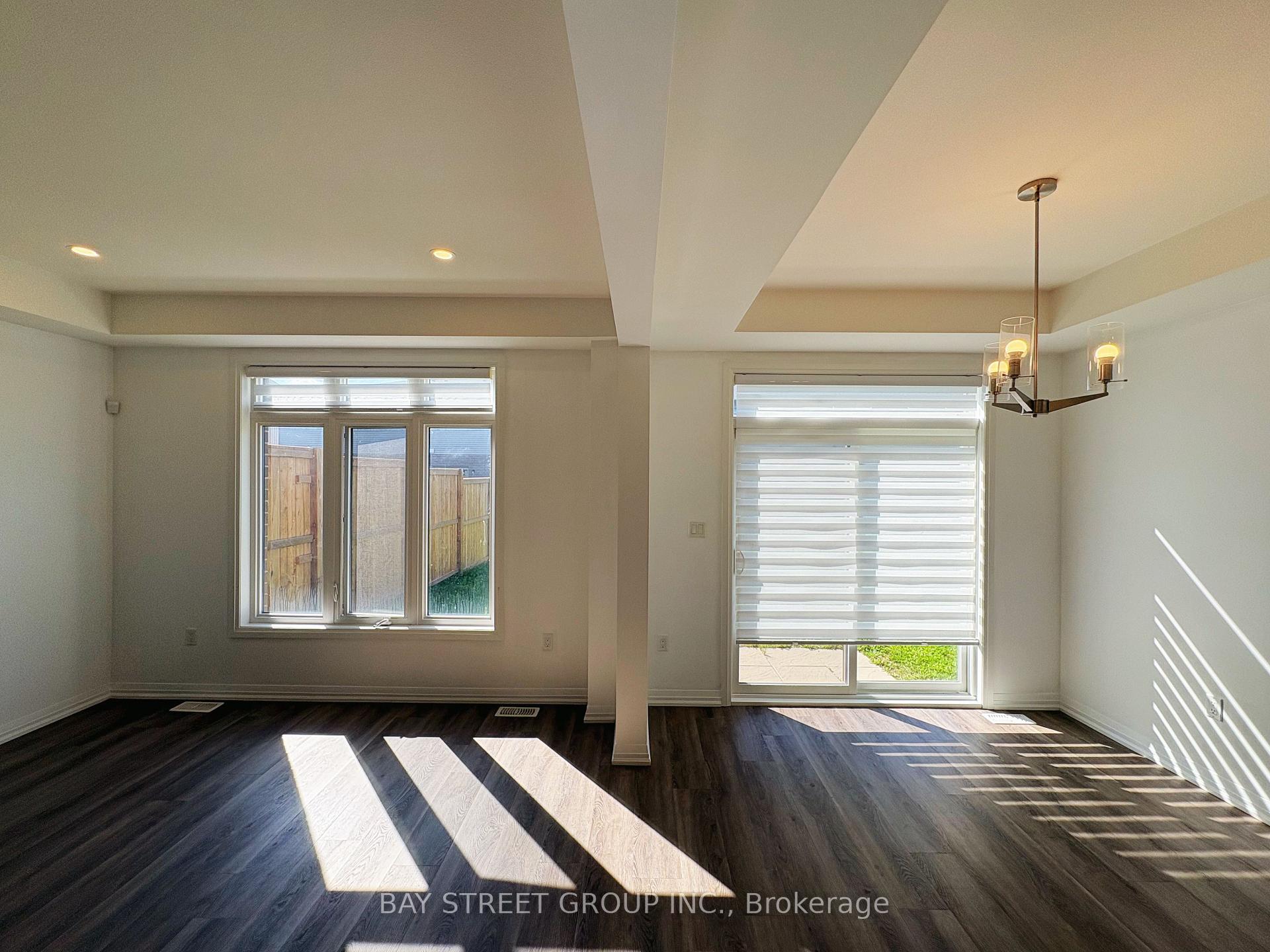 Photo 5 of 7405 Matteo Drive, Niagara Falls, Brown — HOMEH