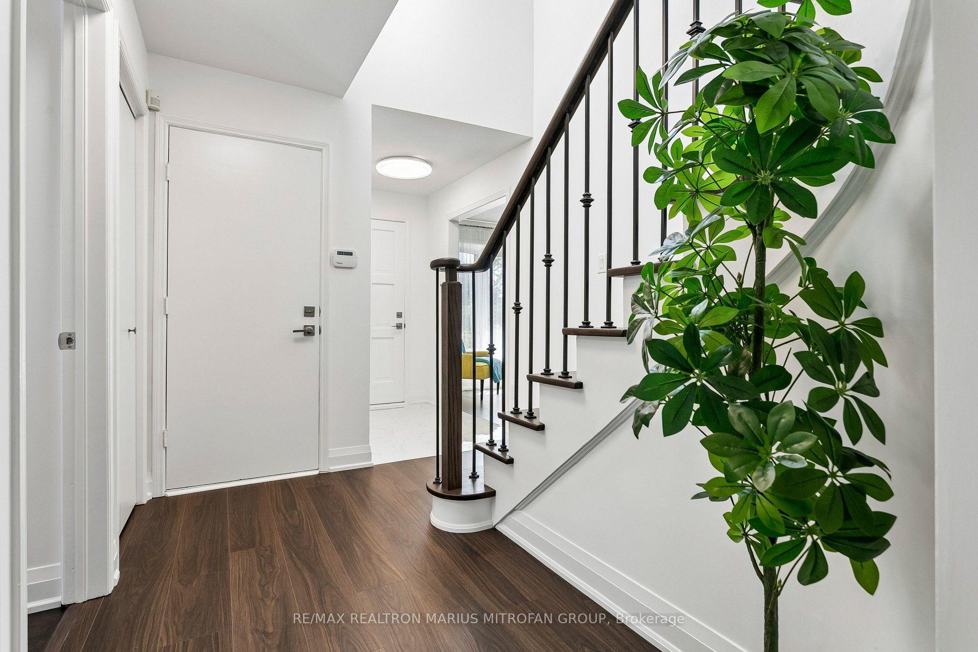 Photo 2 of 1287 Willowbank Trail, Mississauga, Rathwood — HOMEH