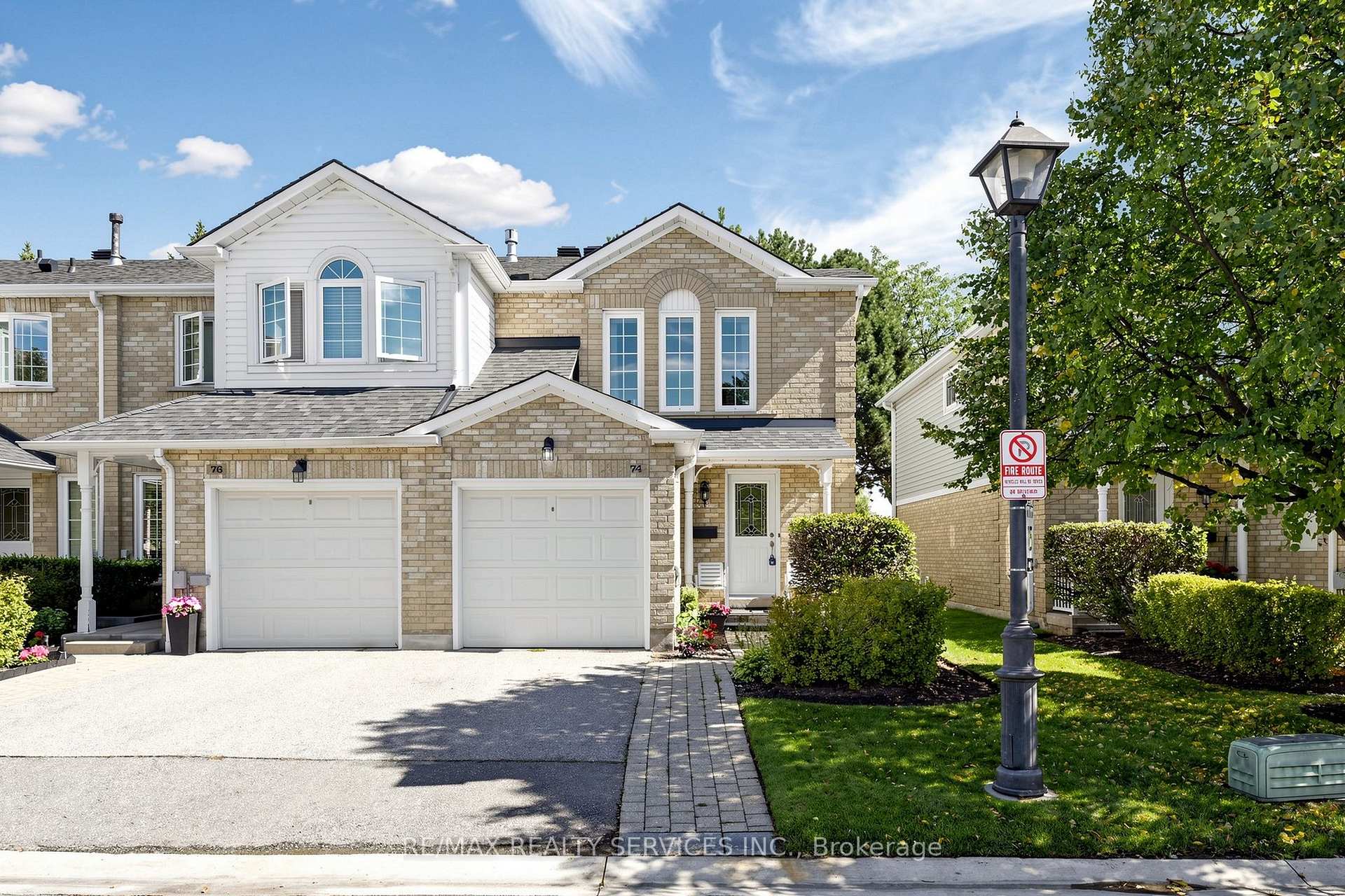 Photo 2 of 74 Heathcliffe Square, Brampton, Central Park — HOMEH