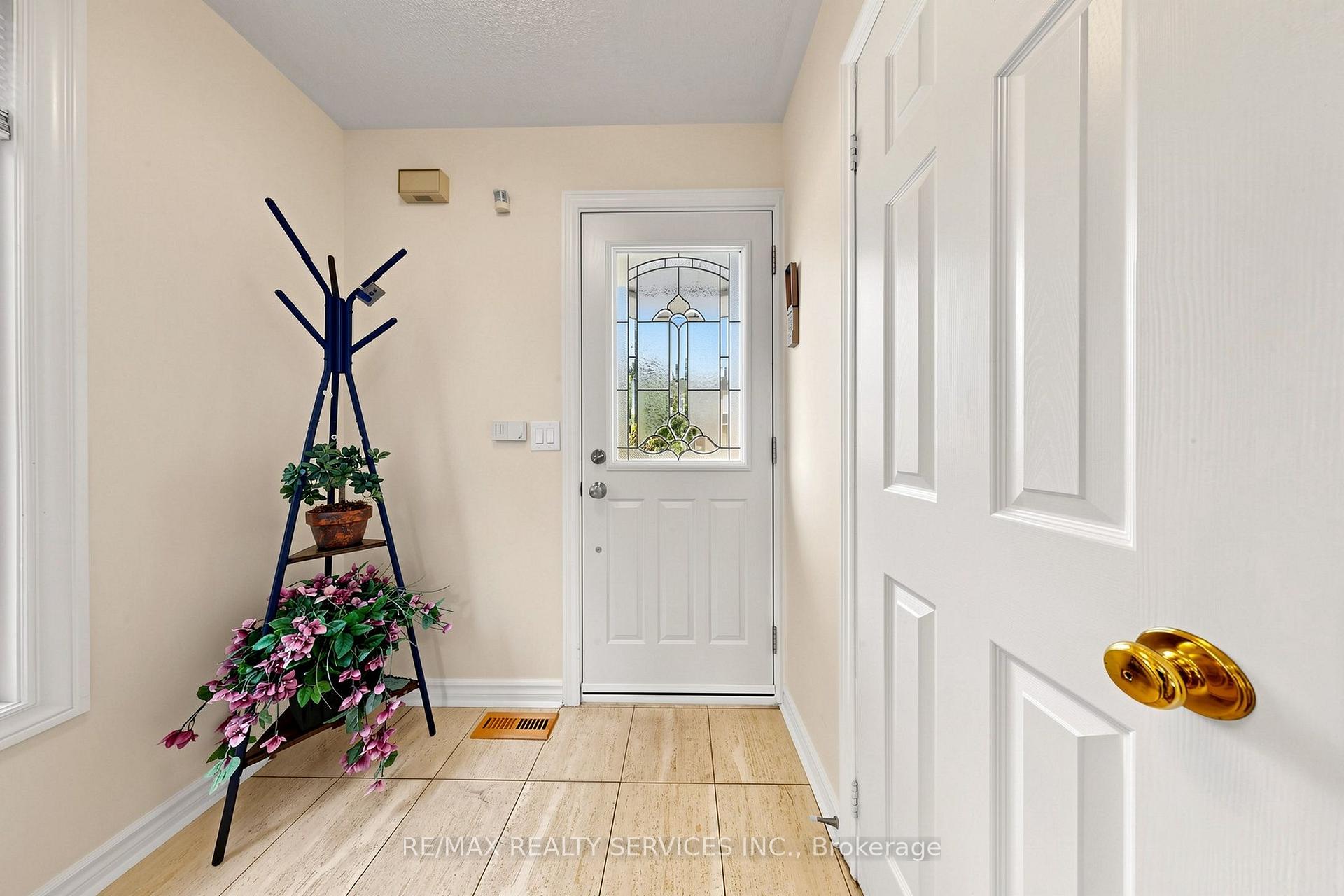 Photo 5 of 74 Heathcliffe Square, Brampton, Central Park — HOMEH