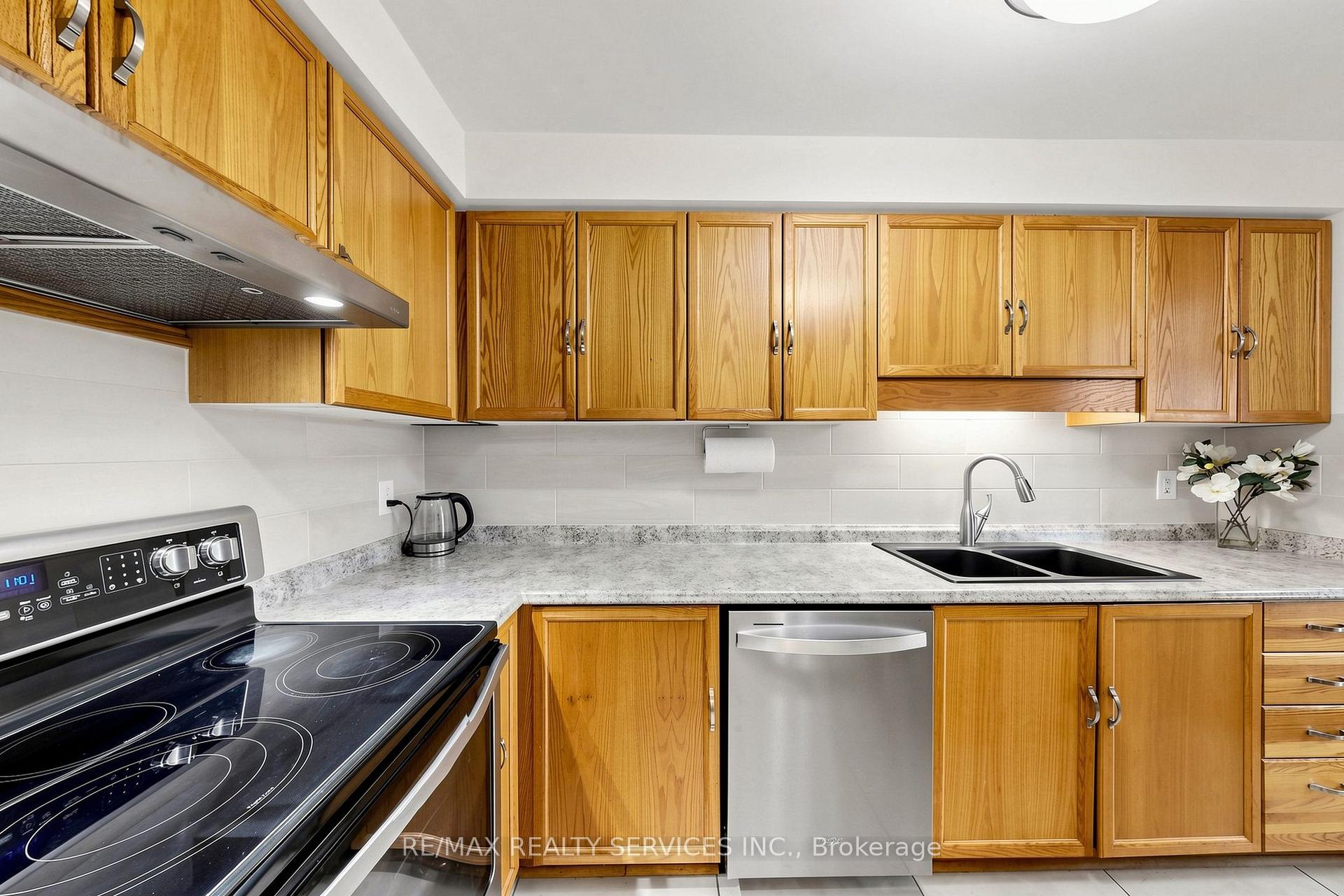 Photo 11 of 74 Heathcliffe Square, Brampton, Central Park — HOMEH