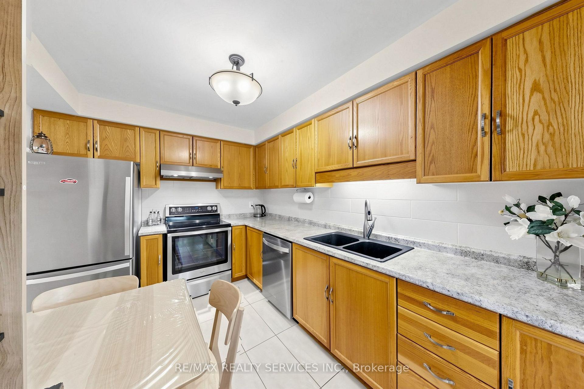 Photo 12 of 74 Heathcliffe Square, Brampton, Central Park — HOMEH