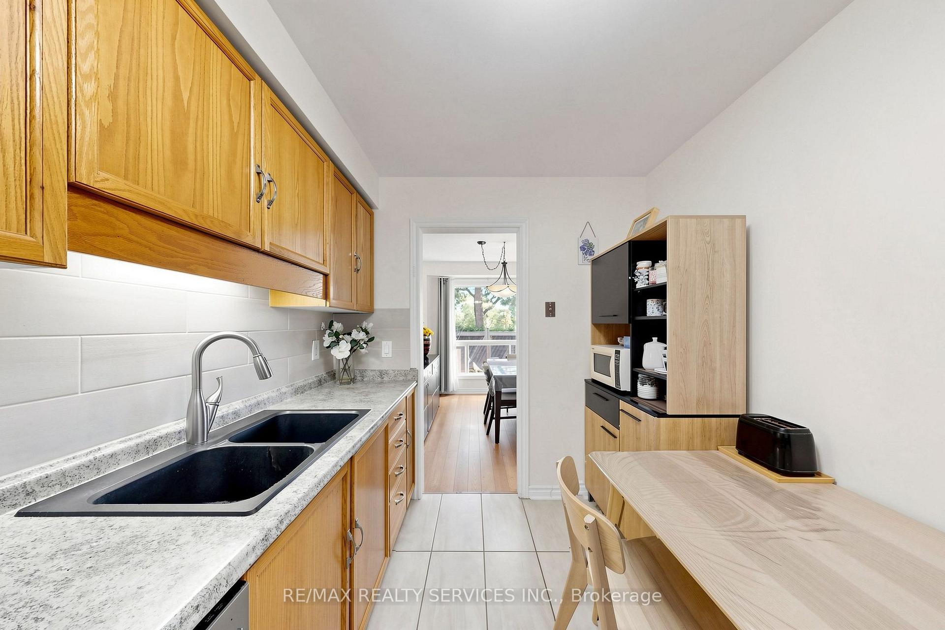Photo 13 of 74 Heathcliffe Square, Brampton, Central Park — HOMEH