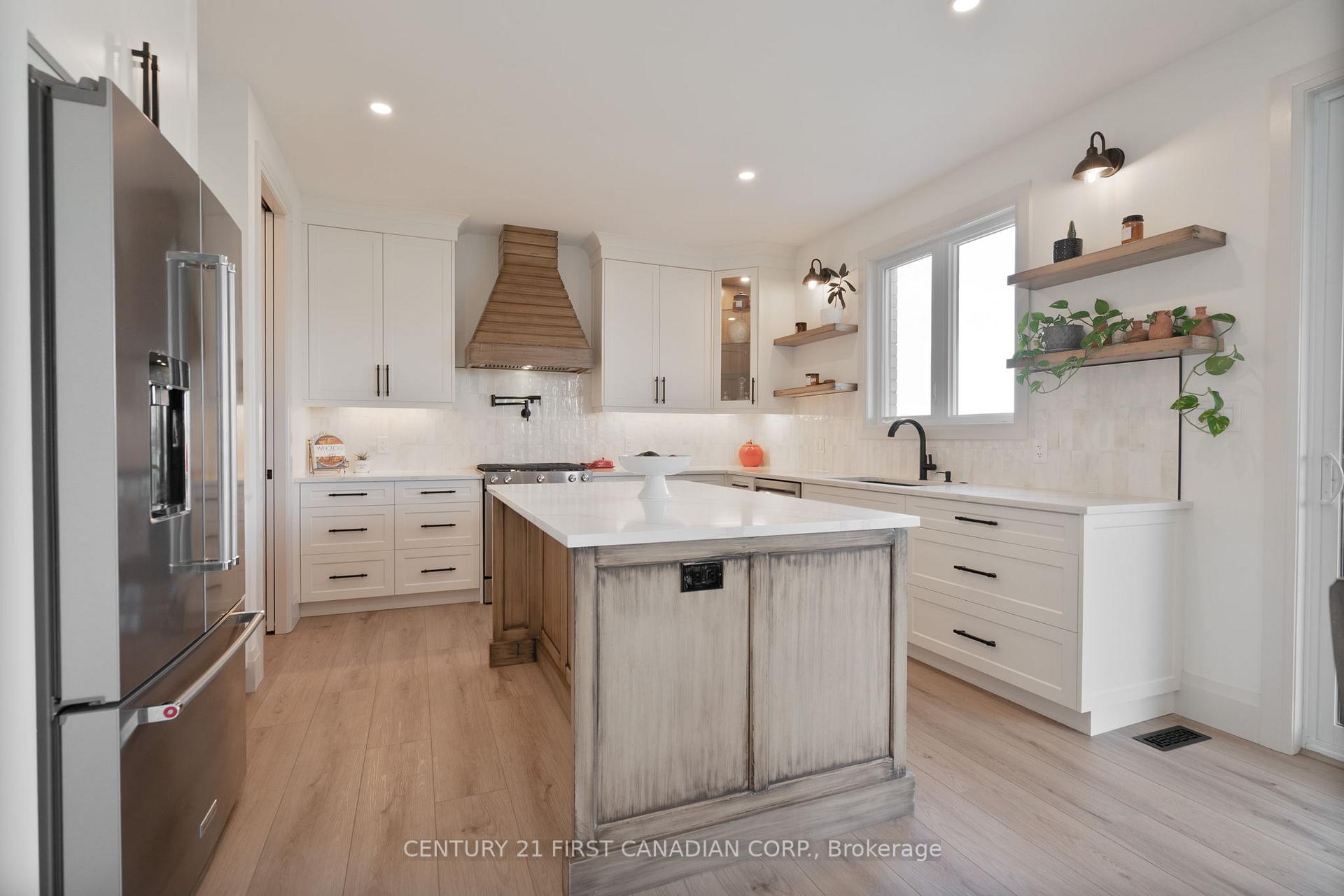 Photo 13 of 24 Postma Crescent, North Middlesex, Ailsa Craig — HOMEH